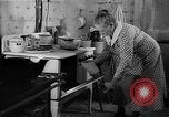 Standbild Frau Kochen mit Vintage Herd United States USA, 1945, aus Sekunde 42 historischem Filmmaterial Videoclip 65675046822