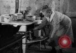 Standbild Frau Kochen mit Vintage Herd United States USA, 1945, aus Sekunde 43 historischem Filmmaterial Videoclip 65675046822