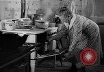 Standbild Frau Kochen mit Vintage Herd United States USA, 1945, aus Sekunde 44 historischem Filmmaterial Videoclip 65675046822