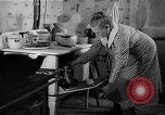 Standbild Frau Kochen mit Vintage Herd United States USA, 1945, aus Sekunde 45 historischem Filmmaterial Videoclip 65675046822