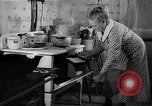 Standbild Frau Kochen mit Vintage Herd United States USA, 1945, aus Sekunde 46 historischem Filmmaterial Videoclip 65675046822