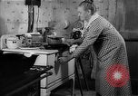 Standbild Frau Kochen mit Vintage Herd United States USA, 1945, aus Sekunde 48 historischem Filmmaterial Videoclip 65675046822
