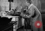 Standbild Frau Kochen mit Vintage Herd United States USA, 1945, aus Sekunde 49 historischem Filmmaterial Videoclip 65675046822
