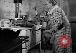 Standbild Frau Kochen mit Vintage Herd United States USA, 1945, aus Sekunde 50 historischem Filmmaterial Videoclip 65675046822