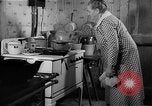 Standbild Frau Kochen mit Vintage Herd United States USA, 1945, aus Sekunde 51 historischem Filmmaterial Videoclip 65675046822