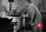 Standbild Frau Kochen mit Vintage Herd United States USA, 1945, aus Sekunde 52 historischem Filmmaterial Videoclip 65675046822