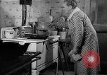 Standbild Frau Kochen mit Vintage Herd United States USA, 1945, aus Sekunde 53 historischem Filmmaterial Videoclip 65675046822