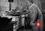Standbild Frau Kochen mit Vintage Herd United States USA, 1945, aus Sekunde 54 historischem Filmmaterial Videoclip 65675046822