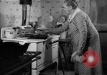 Standbild Frau Kochen mit Vintage Herd United States USA, 1945, aus Sekunde 55 historischem Filmmaterial Videoclip 65675046822
