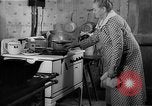 Standbild Frau Kochen mit Vintage Herd United States USA, 1945, aus Sekunde 56 historischem Filmmaterial Videoclip 65675046822