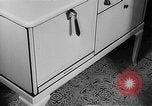 Standbild Frau Kochen mit Vintage Herd United States USA, 1945, aus Sekunde 57 historischem Filmmaterial Videoclip 65675046822