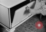 Standbild Frau Kochen mit Vintage Herd United States USA, 1945, aus Sekunde 59 historischem Filmmaterial Videoclip 65675046822