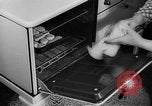 Standbild Frau Kochen mit Vintage Herd United States USA, 1945, aus Sekunde 60 historischem Filmmaterial Videoclip 65675046822