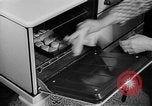 Standbild Frau Kochen mit Vintage Herd United States USA, 1945, aus Sekunde 61 historischem Filmmaterial Videoclip 65675046822