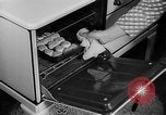 Standbild Frau Kochen mit Vintage Herd United States USA, 1945, aus Sekunde 62 historischem Filmmaterial Videoclip 65675046822