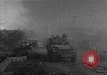 Standbild Truppen eingeben Carigara Philippinen, 1945, aus Sekunde 1 historischem Filmmaterial Videoclip 65675046852