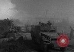 Standbild Truppen eingeben Carigara Philippinen, 1945, aus Sekunde 4 historischem Filmmaterial Videoclip 65675046852