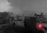 Standbild Truppen eingeben Carigara Philippinen, 1945, aus Sekunde 6 historischem Filmmaterial Videoclip 65675046852