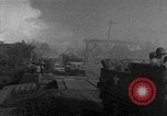 Standbild Truppen eingeben Carigara Philippinen, 1945, aus Sekunde 7 historischem Filmmaterial Videoclip 65675046852