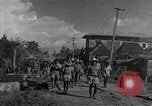 Standbild Truppen eingeben Carigara Philippinen, 1945, aus Sekunde 14 historischem Filmmaterial Videoclip 65675046852
