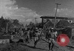 Standbild Truppen eingeben Carigara Philippinen, 1945, aus Sekunde 15 historischem Filmmaterial Videoclip 65675046852