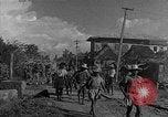 Standbild Truppen eingeben Carigara Philippinen, 1945, aus Sekunde 16 historischem Filmmaterial Videoclip 65675046852