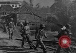 Standbild Truppen eingeben Carigara Philippinen, 1945, aus Sekunde 17 historischem Filmmaterial Videoclip 65675046852