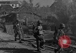 Standbild Truppen eingeben Carigara Philippinen, 1945, aus Sekunde 18 historischem Filmmaterial Videoclip 65675046852