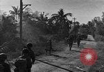 Standbild Truppen eingeben Carigara Philippinen, 1945, aus Sekunde 19 historischem Filmmaterial Videoclip 65675046852