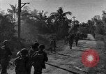 Standbild Truppen eingeben Carigara Philippinen, 1945, aus Sekunde 20 historischem Filmmaterial Videoclip 65675046852