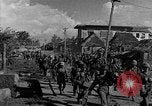 Standbild Truppen eingeben Carigara Philippinen, 1945, aus Sekunde 22 historischem Filmmaterial Videoclip 65675046852