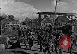 Standbild Truppen eingeben Carigara Philippinen, 1945, aus Sekunde 23 historischem Filmmaterial Videoclip 65675046852