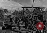 Standbild Truppen eingeben Carigara Philippinen, 1945, aus Sekunde 24 historischem Filmmaterial Videoclip 65675046852