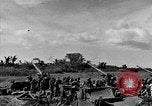 Standbild Truppen eingeben Carigara Philippinen, 1945, aus Sekunde 25 historischem Filmmaterial Videoclip 65675046852