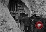Immagine di Gli uomini lo studio Provincia di Shaanxi Cina, 1939, secondo 5 filmato di repertorio 65675046861