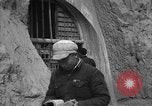 Immagine di Gli uomini lo studio Provincia di Shaanxi Cina, 1939, secondo 7 filmato di repertorio 65675046861