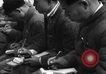 Immagine di Gli uomini lo studio Provincia di Shaanxi Cina, 1939, secondo 21 filmato di repertorio 65675046861