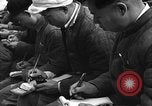 Immagine di Gli uomini lo studio Provincia di Shaanxi Cina, 1939, secondo 23 filmato di repertorio 65675046861