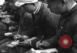 Immagine di Gli uomini lo studio Provincia di Shaanxi Cina, 1939, secondo 25 filmato di repertorio 65675046861