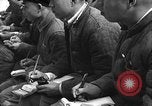 Immagine di Gli uomini lo studio Provincia di Shaanxi Cina, 1939, secondo 26 filmato di repertorio 65675046861