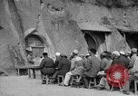 Immagine di Gli uomini lo studio Provincia di Shaanxi Cina, 1939, secondo 27 filmato di repertorio 65675046861