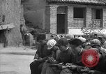Immagine di Gli uomini lo studio Provincia di Shaanxi Cina, 1939, secondo 31 filmato di repertorio 65675046861