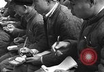 Immagine di Gli uomini lo studio Provincia di Shaanxi Cina, 1939, secondo 42 filmato di repertorio 65675046861