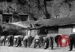 Immagine di Gli uomini lo studio Provincia di Shaanxi Cina, 1939, secondo 54 filmato di repertorio 65675046861