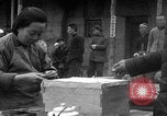 Immagine di i civili cinesi esprimono il loro voto Cina, 1944, secondo 51 filmato di repertorio 65675046863