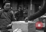 Immagine di i civili cinesi esprimono il loro voto Cina, 1944, secondo 55 filmato di repertorio 65675046863