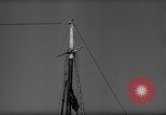 Standbild Fischerei smack setzt Segel Gloucester Massachusetts USA, 1935, aus Sekunde 8 historischem Filmmaterial Videoclip 65675046869