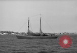 Standbild Fischerei smack setzt Segel Gloucester Massachusetts USA, 1935, aus Sekunde 24 historischem Filmmaterial Videoclip 65675046869