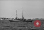 Standbild Fischerei smack setzt Segel Gloucester Massachusetts USA, 1935, aus Sekunde 25 historischem Filmmaterial Videoclip 65675046869