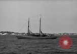 Standbild Fischerei smack setzt Segel Gloucester Massachusetts USA, 1935, aus Sekunde 26 historischem Filmmaterial Videoclip 65675046869